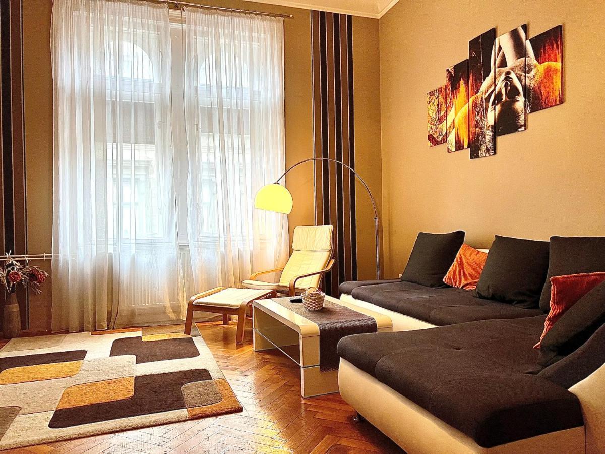 A54: Charming Apartment In The Ruin Bar District Budapeste Exterior foto
